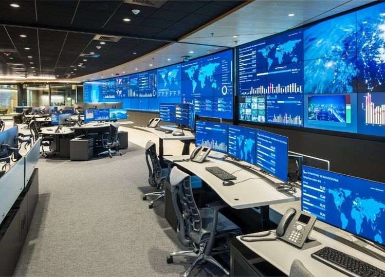 Ruang kendali Security Operations Center (SOC) dengan video wall